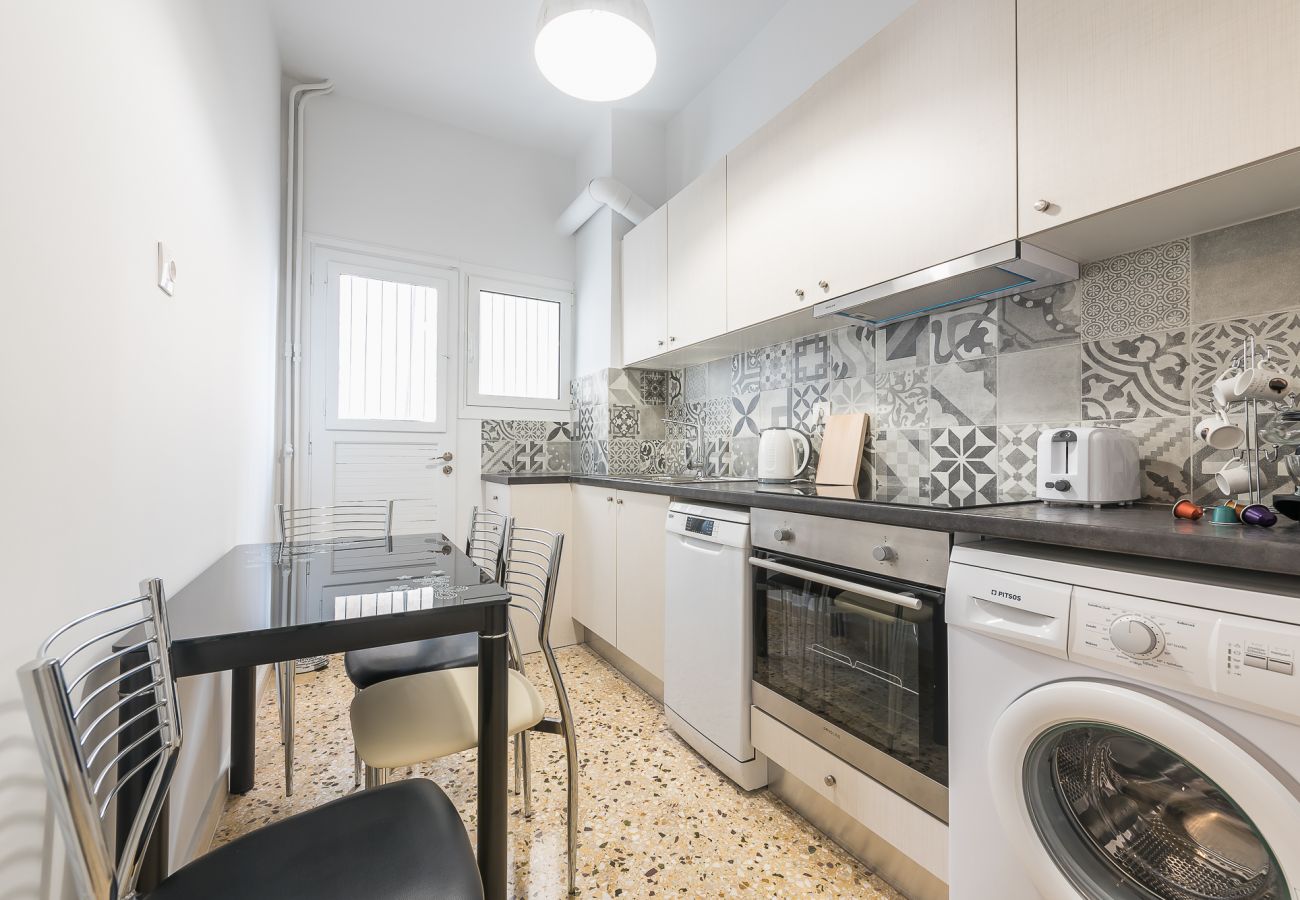 Appartement à Athens - Bright 2 bdrm apt in the heart of Athens 