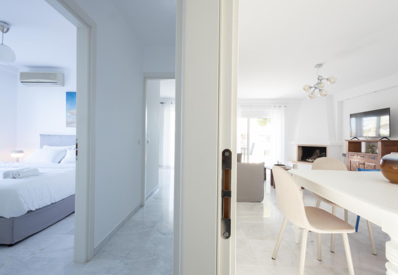 Appartement à Alimos - Elegant Coastal Haven: Fully Renovated 3-Bedroom Apartment