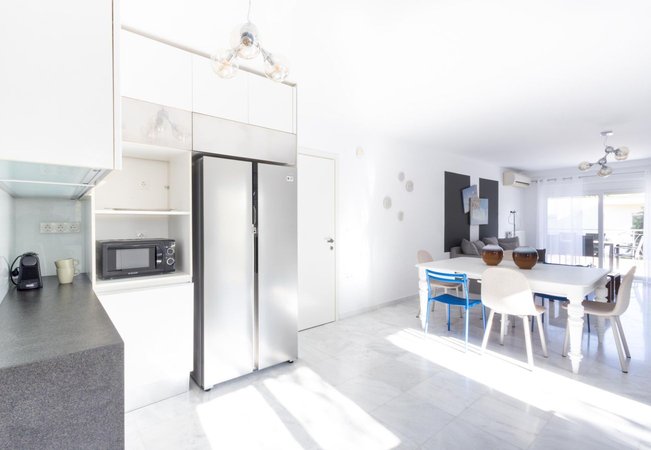 Appartement à Alimos - Elegant Coastal Haven: Fully Renovated 3-Bedroom Apartment