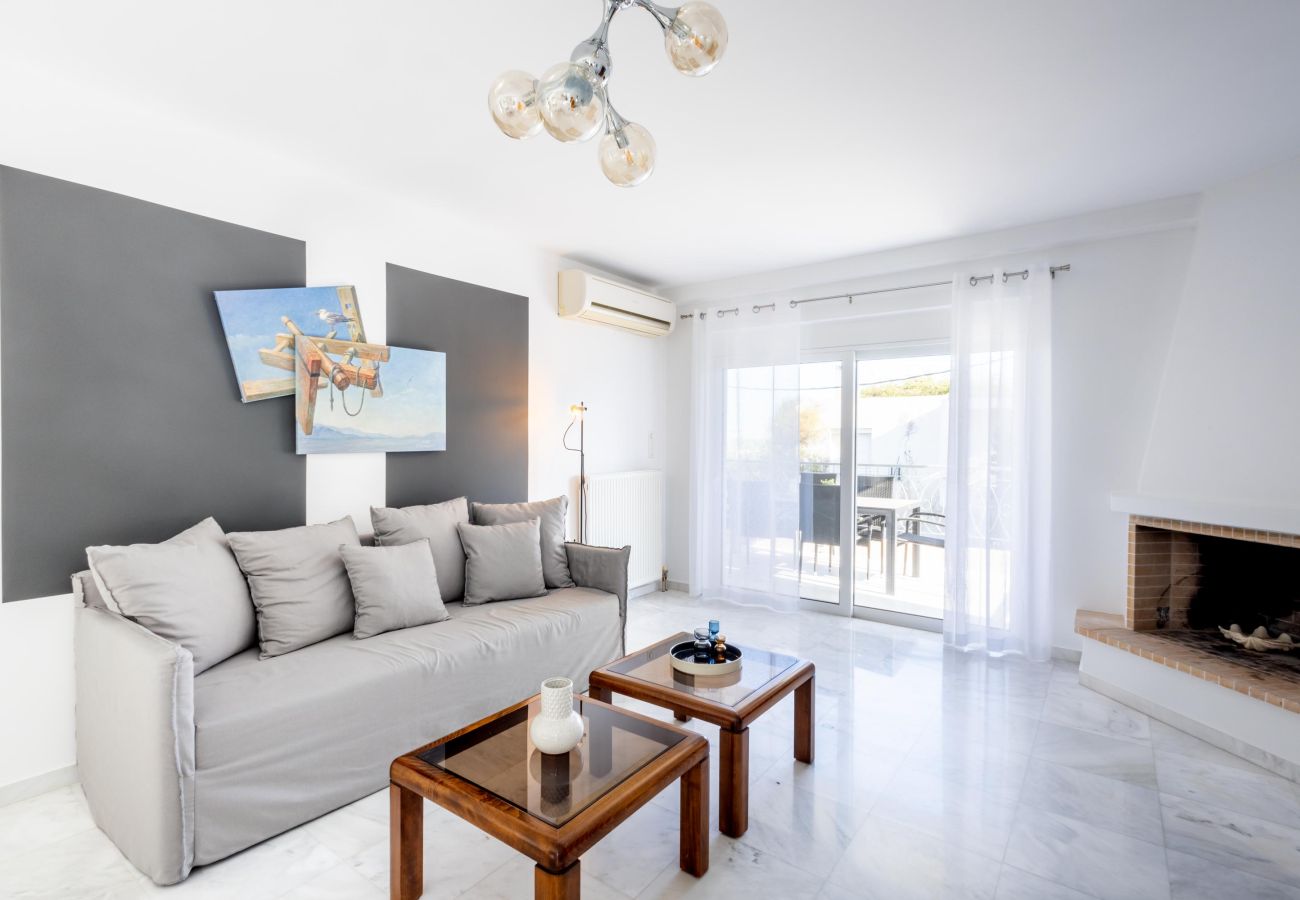 Appartement à Alimos - Elegant Coastal Haven: Fully Renovated 3-Bedroom Apartment