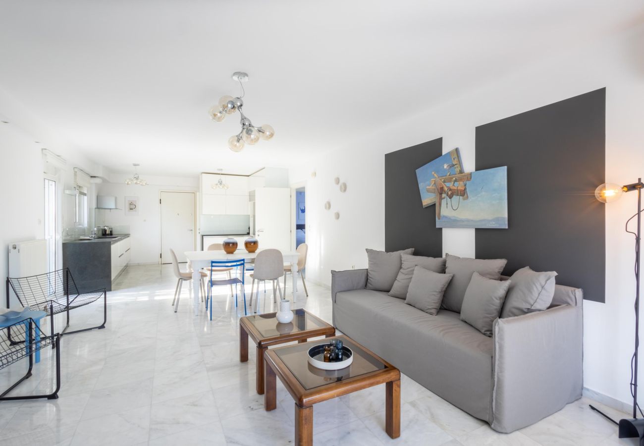 Appartement à Alimos - Elegant Coastal Haven: Fully Renovated 3-Bedroom Apartment