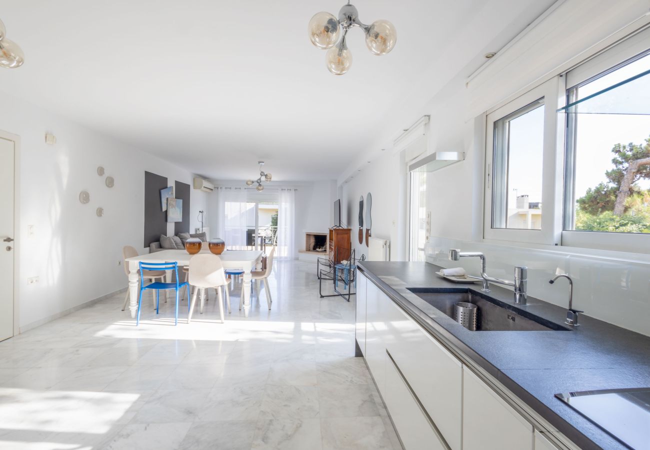 Appartement à Alimos - Elegant Coastal Haven: Fully Renovated 3-Bedroom Apartment