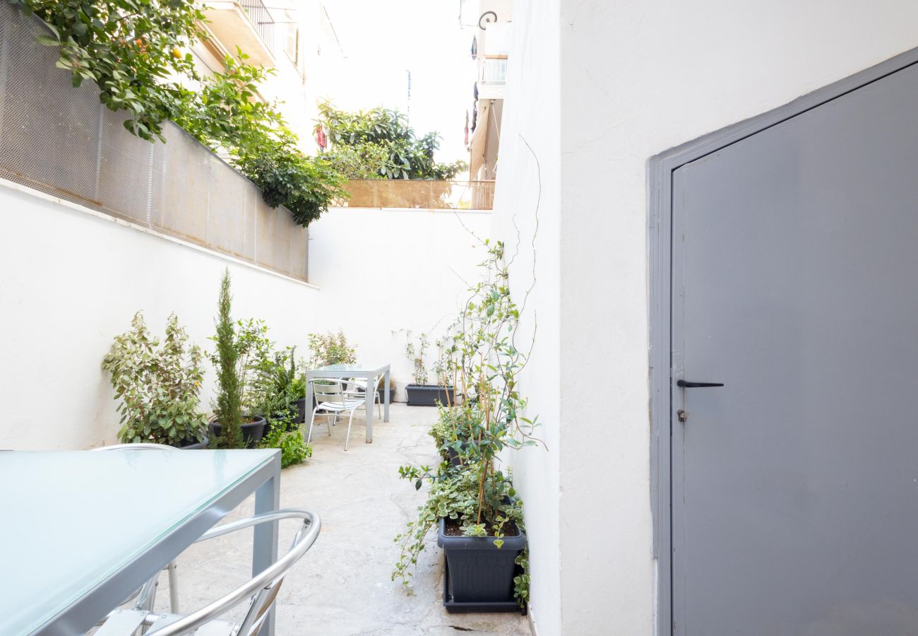 House in Athens - Renovated 5 Bdr House near Acropolis - New Beds, Terrace & Green Yard