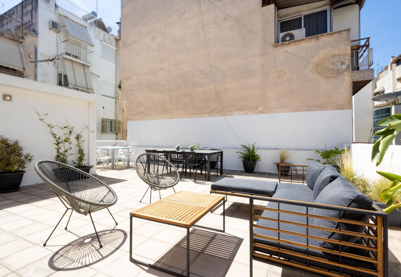 House in Athens - Renovated 5 Bdr House near Acropolis - New Beds, Terrace & Green Yard