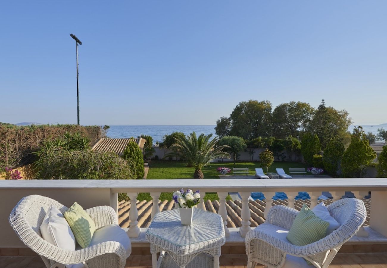 Villa in Lagonisi - Luxury 4 bdrm Villa with Pvt Pool on the beach 