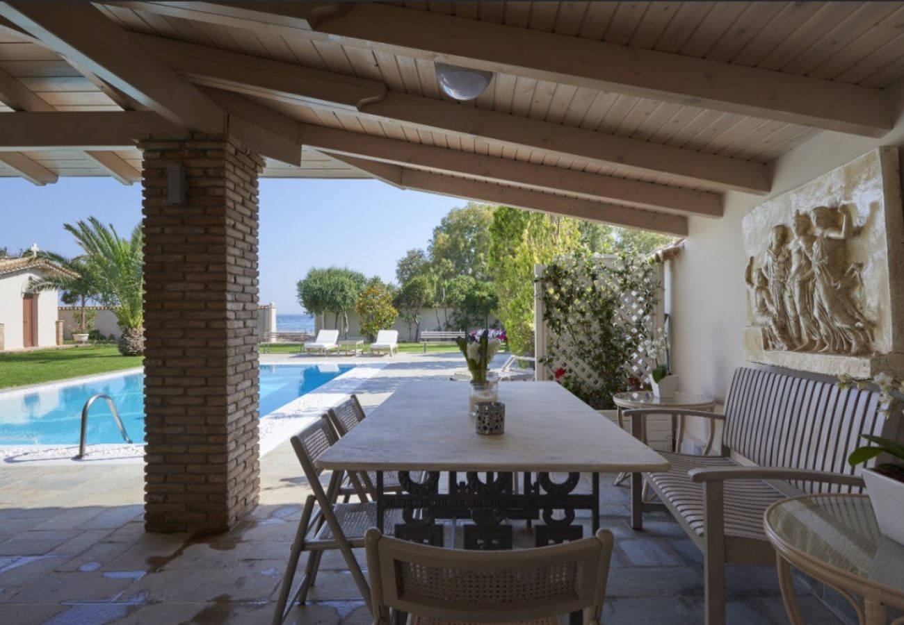 Villa in Lagonisi - Luxury 4 bdrm Villa with Pvt Pool on the beach 