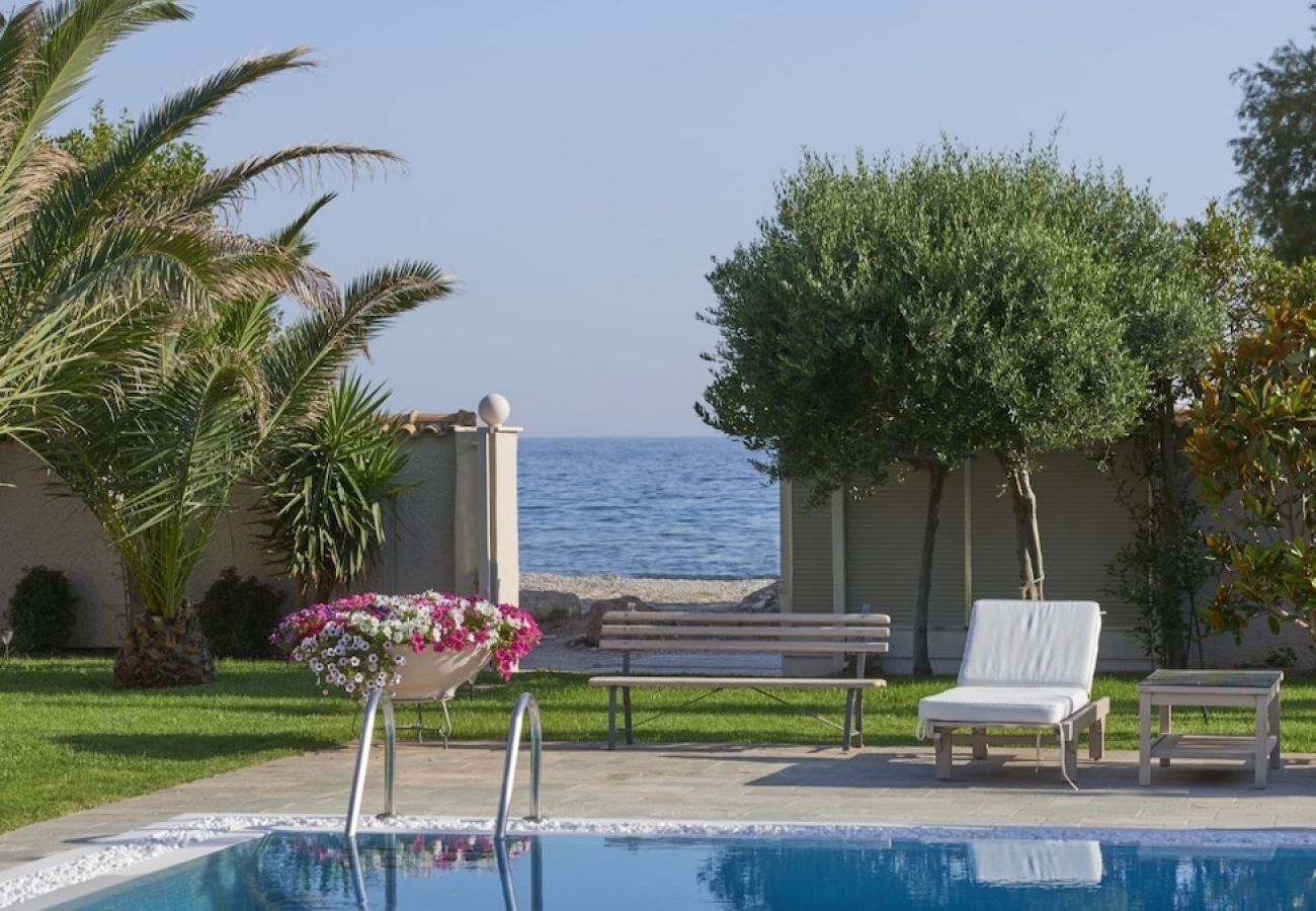 Villa in Lagonisi - Luxury 4 bdrm Villa with Pvt Pool on the beach 