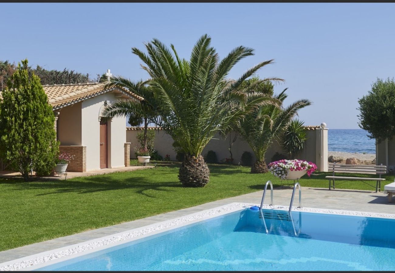 Villa in Lagonisi - Luxury 4 bdrm Villa with Pvt Pool on the beach 