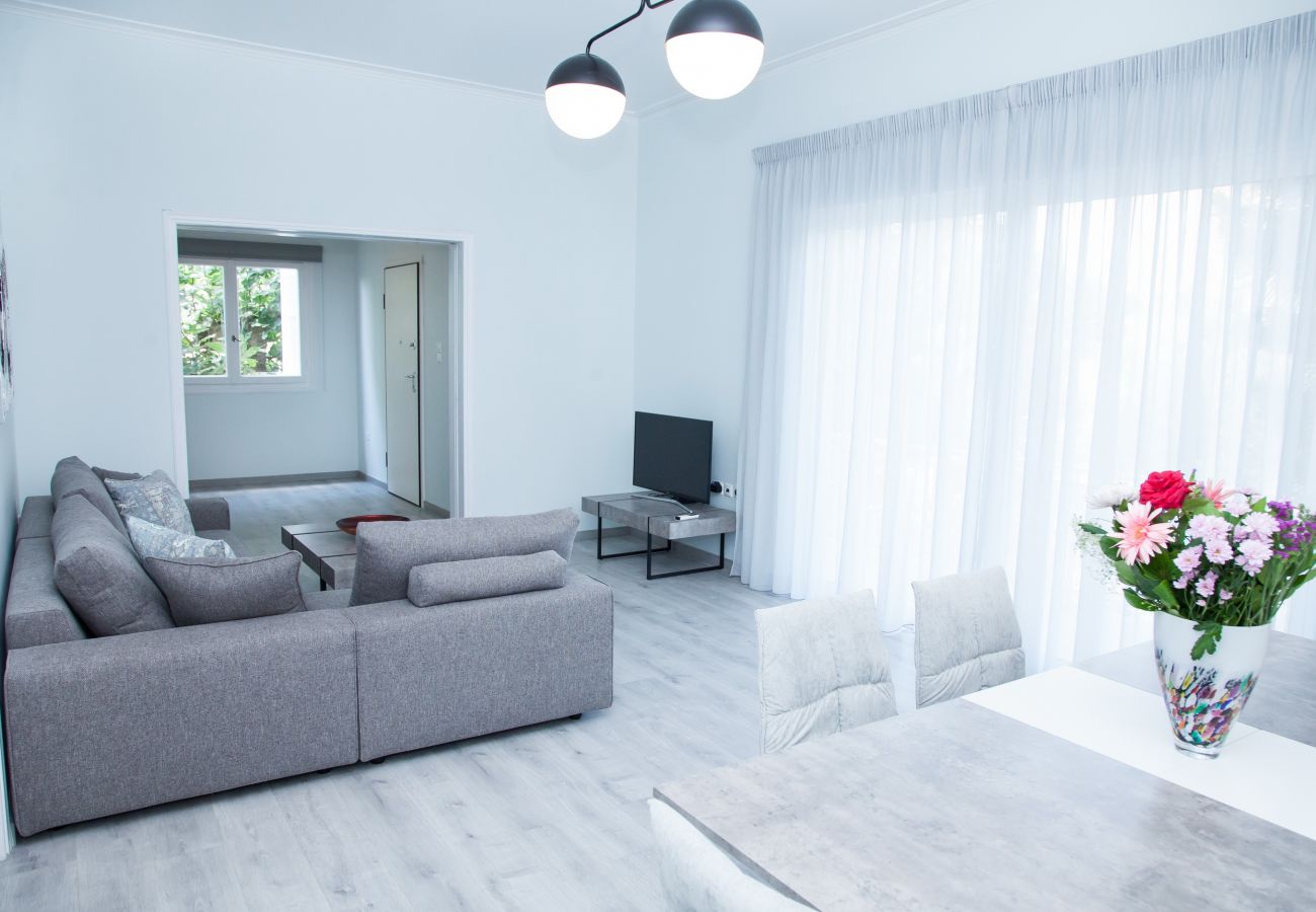 Apartment in Glyfada - Sunny and minimal apt in Glyfada with 3 bdrm