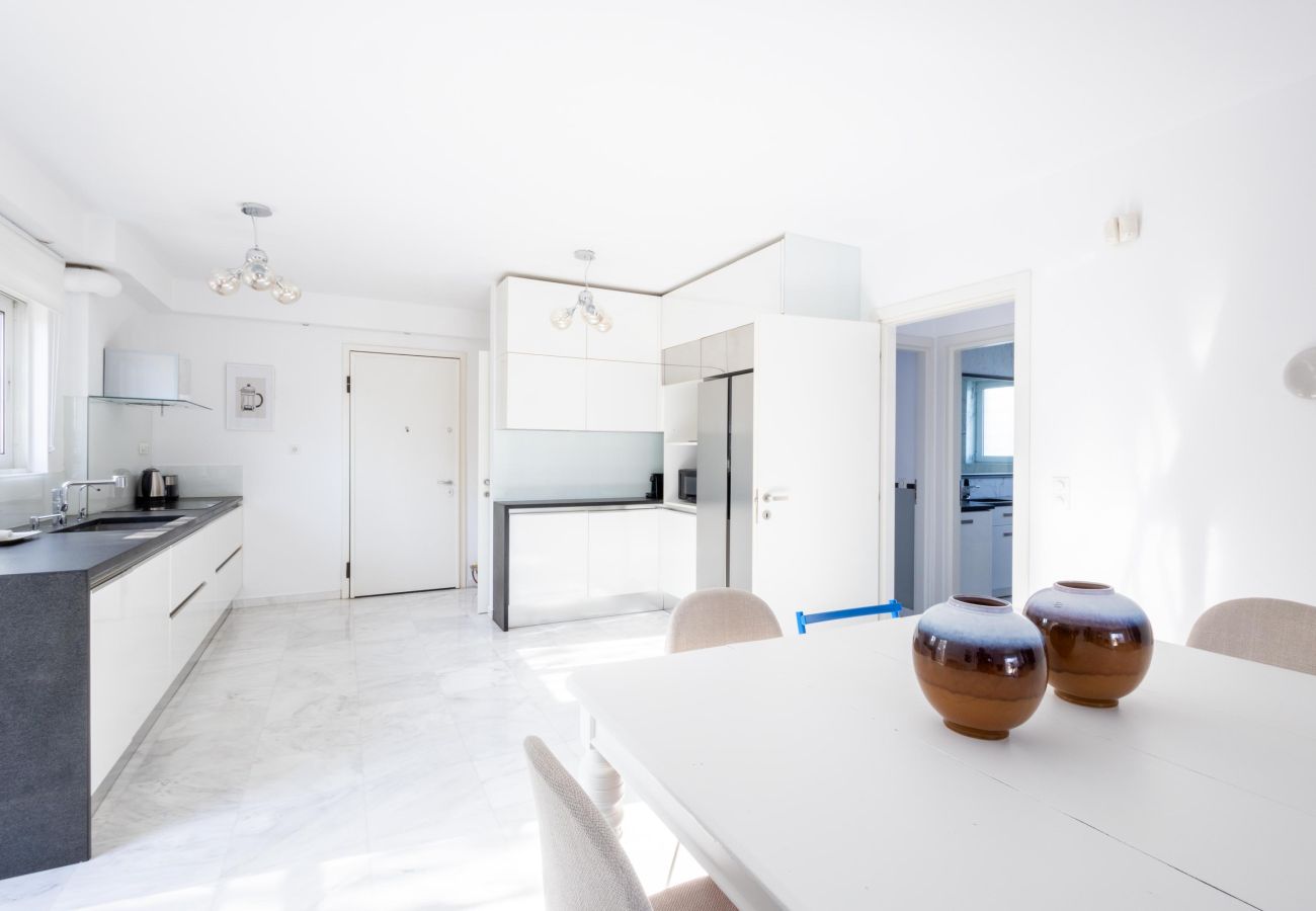 Apartment in Alimos - Elegant Coastal Haven: Fully Renovated 3-Bedroom Apartment