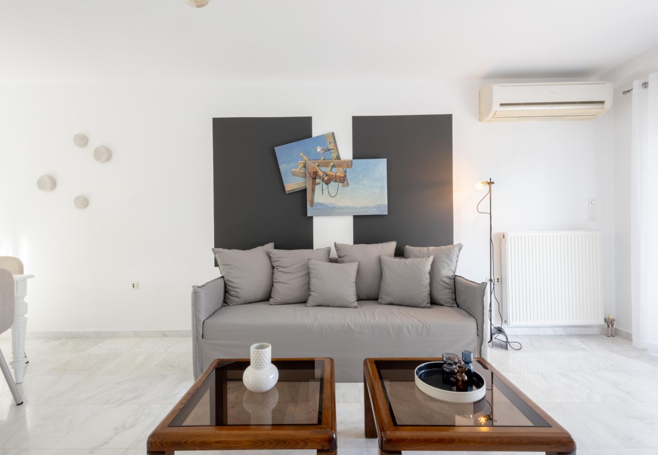 Apartment in Alimos - Elegant Coastal Haven: Fully Renovated 3-Bedroom Apartment